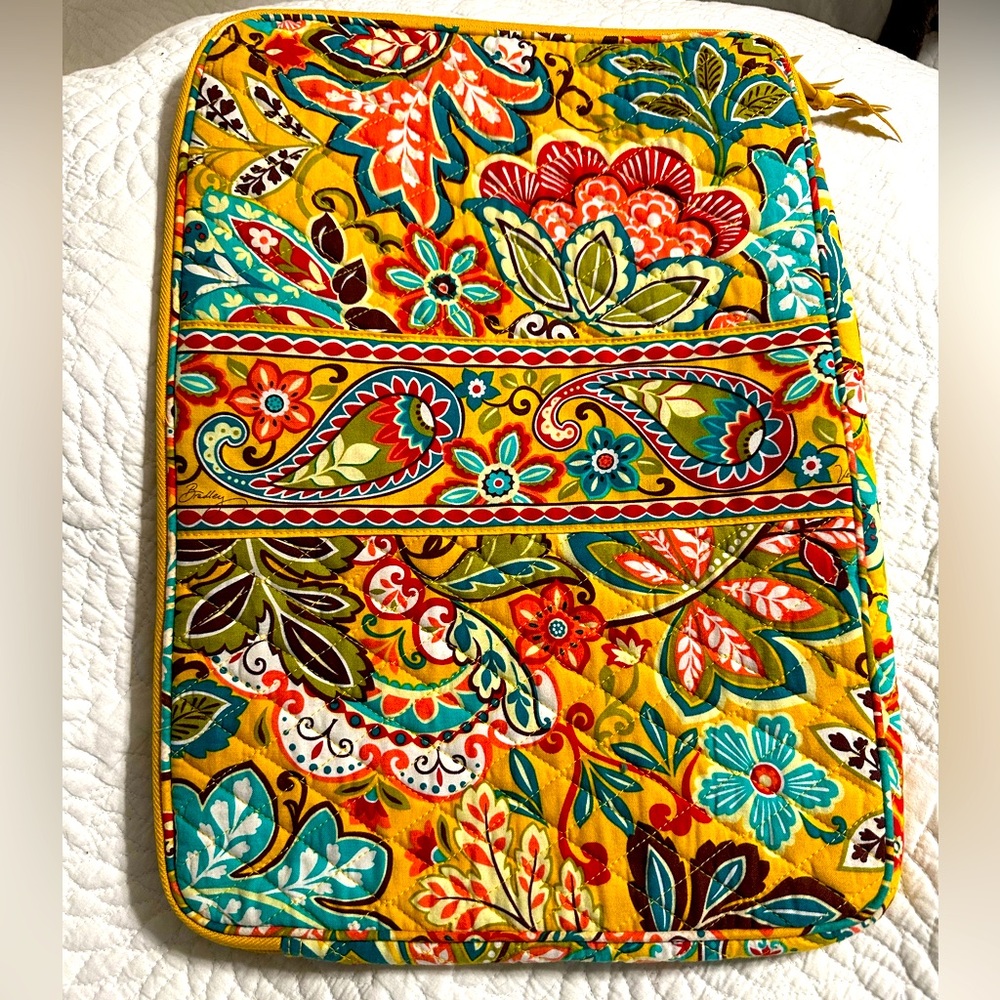 Vera Bradley Laptop Sleeve Provençal Pattern
Soft Shell. 17” x 12” x 1”
